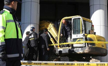 Arremete contra oficina del gobierno surcoreano con excavadora