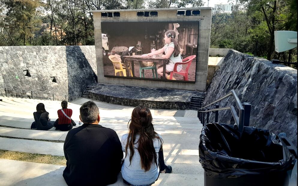 En el linde que separa la Cineteca Chapultepec del camino que va hacia el Campo Militar 1-F y la Bodega Nacional de Arte sólo hay escombros. Los albañiles pasan con su carga de material. Salvo alguna perforadora, ya no se ve maquinaria pesada. Foto: Carlos Mejía/EL UNIVERSAL