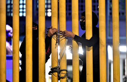 Liberan distintas escuelas de la UNAM; retienen otras