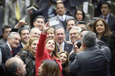 Abre Congreso con "chapulines" y carga de pendientes