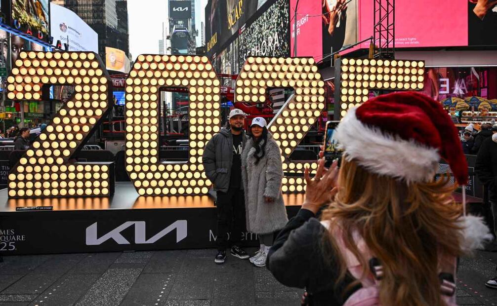 La gente toma fotografías con los números 2025 después de una ceremonia de iluminación en Times Square el 18 de diciembre de 2024 en la ciudad de Nueva York. Los números 2025 llegan a Times Square para el lanzamiento del baile de Nochevieja en Nueva York. Foto: AFP
