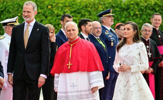 El papa León XIV llega a España; lo reciben los reyes y Pedro Sánchez
