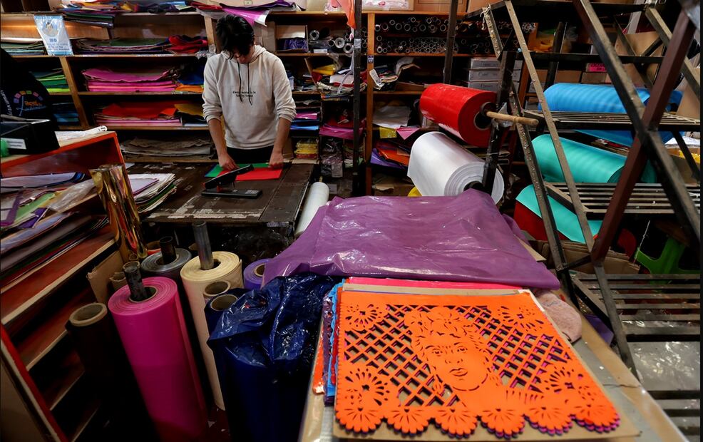 El papel picado Xochimilco fue fundado en honor a Alberto Torres Cordero quién enseñó a sus hijos a realizar este trabajo artesanal, en donde además de sus manos se usan las gubias, martillos , acrílico, plástico y papel china. Foto: Fernanda Rojas/EL UNIVERSAL