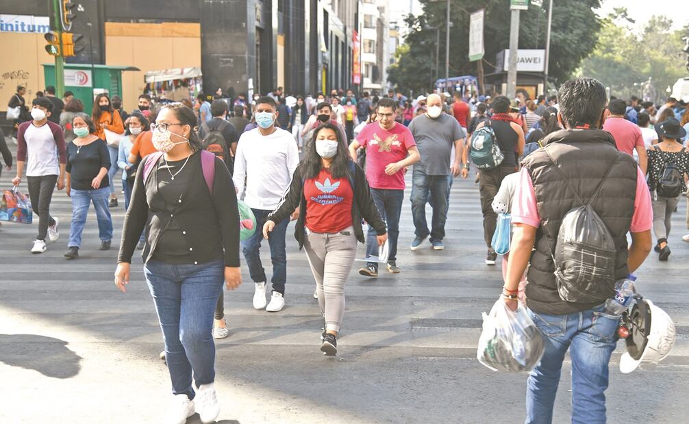 En el cruce de Eje Central con Francisco I. Madero, las personas paseaban o realizaban compras por El Buen Fin. Foto: Hugo García. EL UNIVERSAL