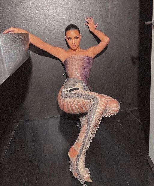 Kim Kardashian impone tendencia al lucir jeans rotos en Instagram