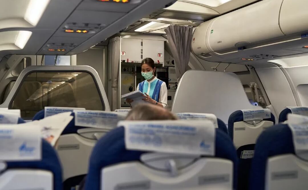 Una nueva 'tendencia' audaz de algunos pasajeros está poniendo en peligro la seguridad del resto a bordo, comentó un auxiliar de vuelo. FOTO: Especial