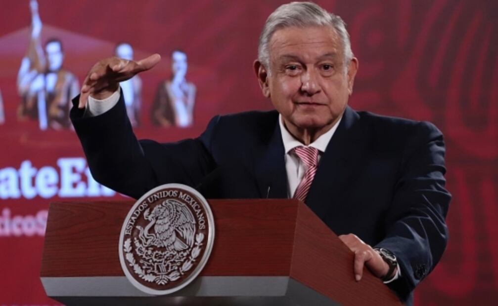 “Me camuqué”: AMLO confunde a John Ackerman con Leo Zuckerman