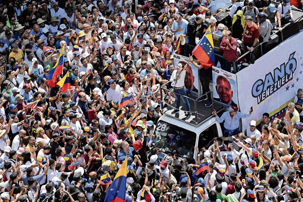 Decenas de miles de venezolanos se manifestaron en 300 ciudades del mundo como muestra de fuerza y unidad contra el fraude que, dicen, cometió el gobierno de Nicolás Maduro en las presidenciales del 28 de julio. La líder opositora María Corina Machado pidió “que el mundo y todos dentro de Venezuela reconozcan que el presidente electo es Edmundo González Urrutia” (Photo by JUAN BARRETO / AFP)