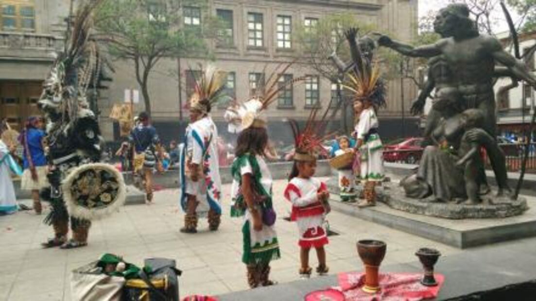 La familia que lleva las tradiciones mexicas al mundo