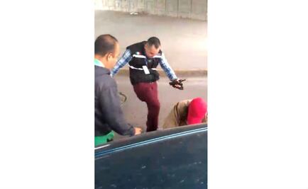 Inspectores de la SCT tunden a conductor en SLP