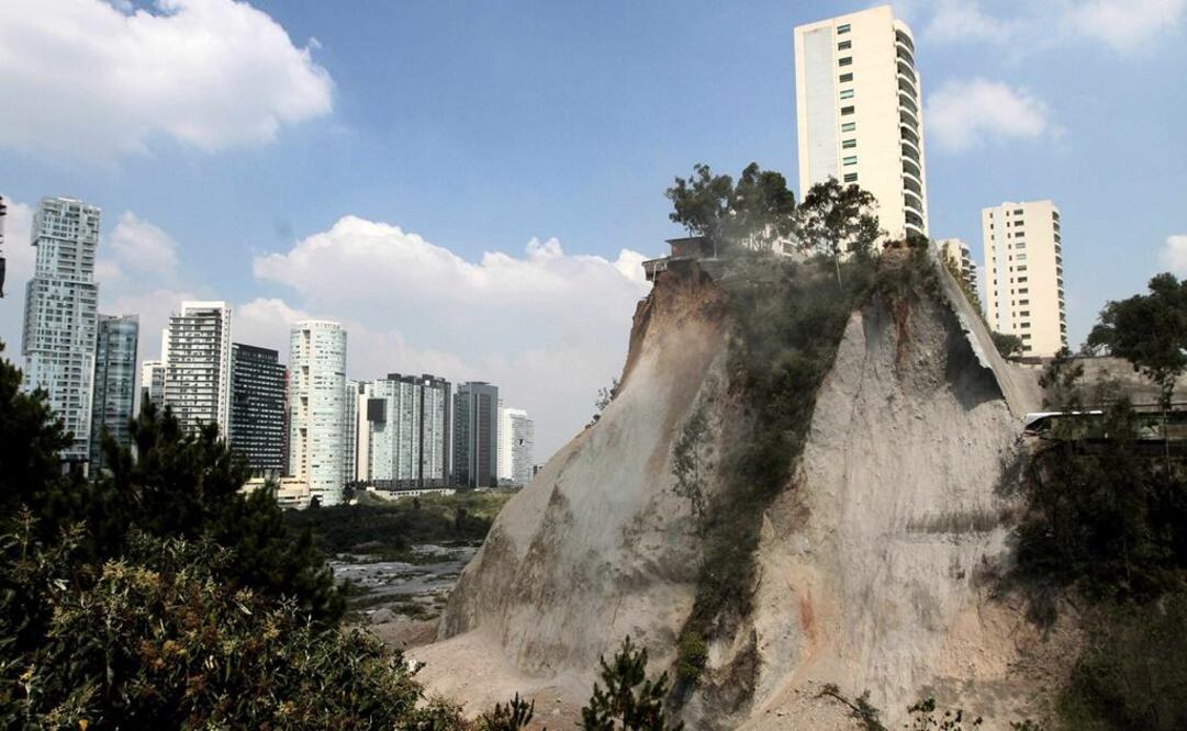 El deslave en la zona de Santa Fe ocurrió por las fugas en la red del drenaje del predio, que reblandecieron la tierra, además del peso de la torre ilegal que levantó la empresa American Tower, revela un informe de Protección Civil de Cuajimalpa (ARCHIVO)