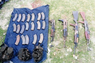 Comando libera a reo y mata a custodio   