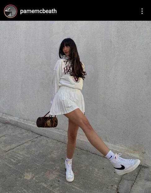 Los zapatos ideales para combinar con mini faldas en otoño 