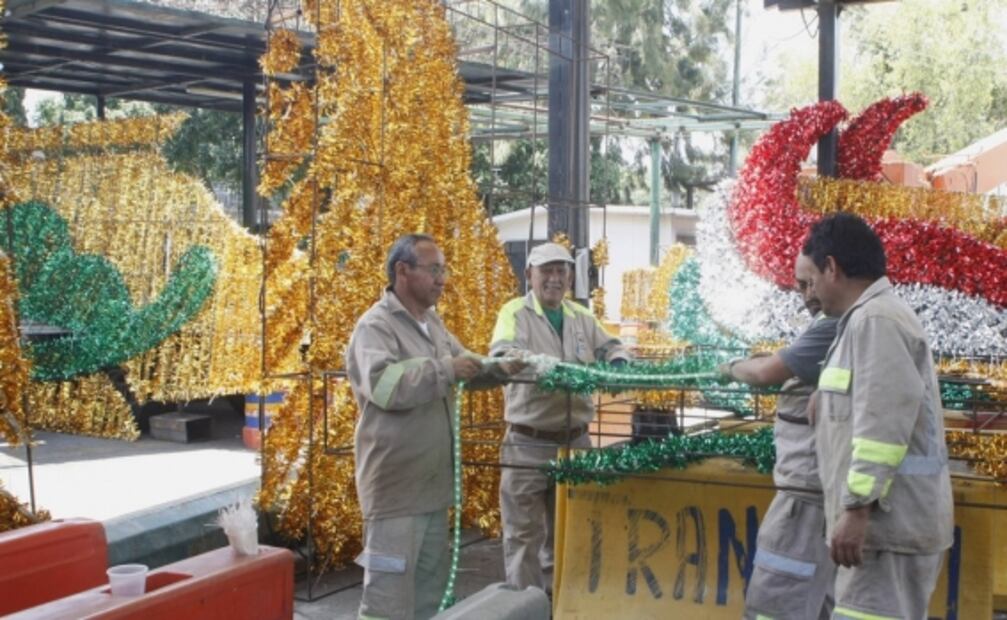 Inicia montaje del alumbrado decorativo por mes patrio en el Centro Histórico
