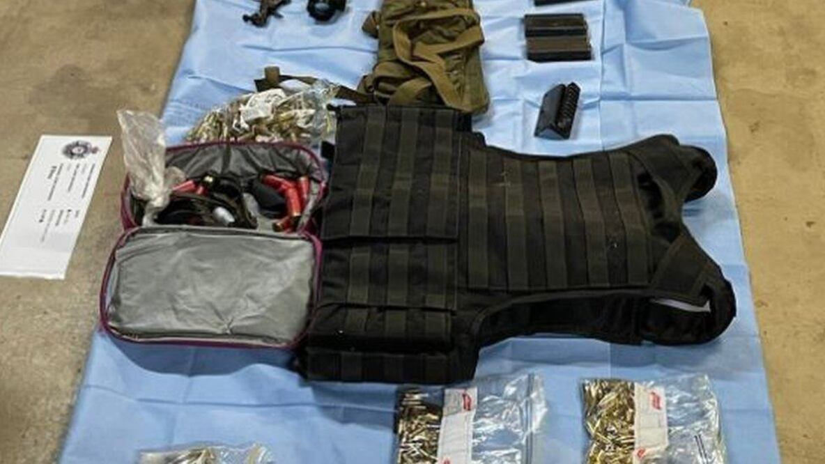 La policía incautó dinero, armas, y objetos robados, entre muchas otras cosas. Foto: Cortesía