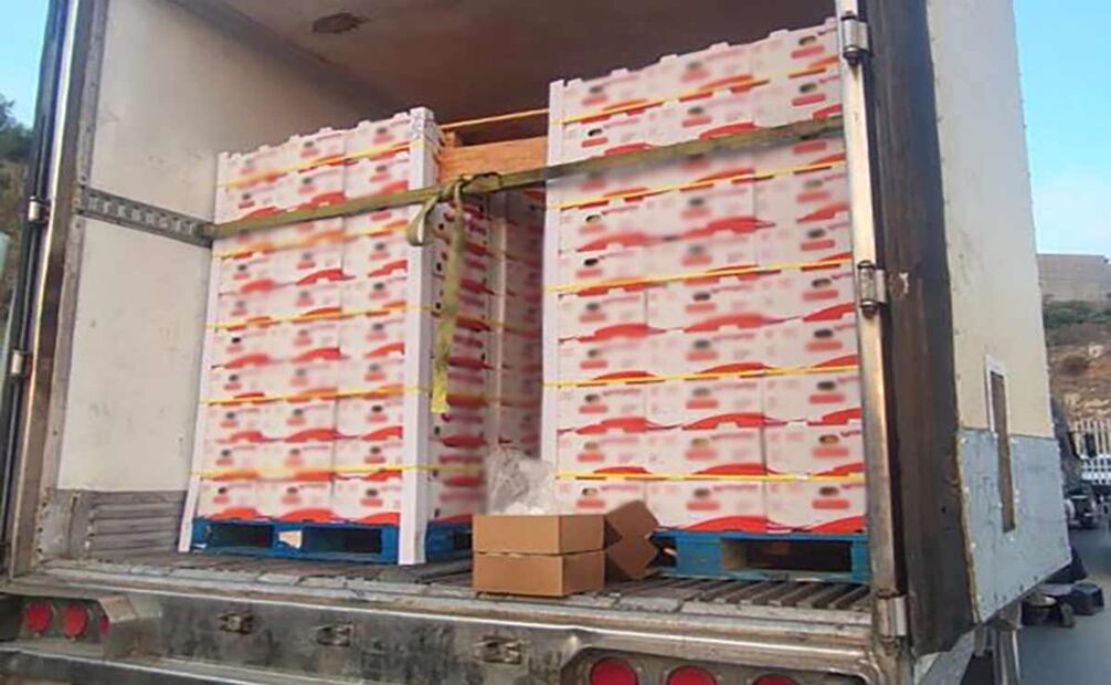 Autoridades federales detuvieron a un conductor de un tractocamión que transportaba mil 140 kilos de metanfetamina. Foto: Especial