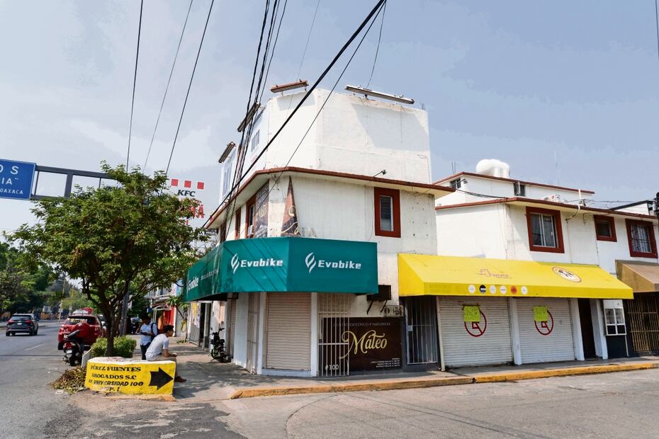 El domicilio de Cubso Construcciones es un local disponible para renta. La constructora recibió al menos 8 mdp del gobierno de Oaxaca. Fue protocolizada por Omar Abacuc Sánchez. Foto: Mario Arturo Martínez El universal