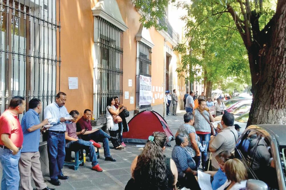 Protesta de trabajadores en la calle de Arenal (ESPECIAL)