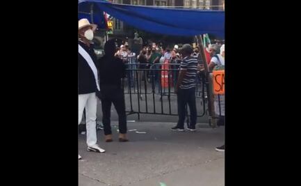 Registran riña entre integrantes de FRENAAA y simpatizantes de AMLO en el Zócalo