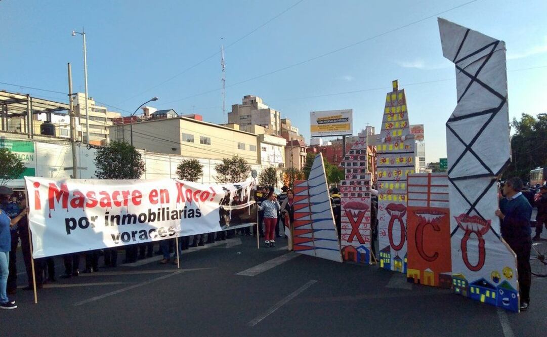 Los manifestantes demandan al gobierno de la Ciudad de México la clausura definitiva de megaconstrucciones al interior del pueblo de Xoco y de colonias aledañas. (Fotografía. Especial)