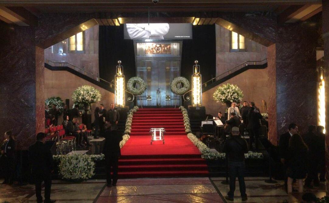 Admiradores esperan a José José en Bellas Artes