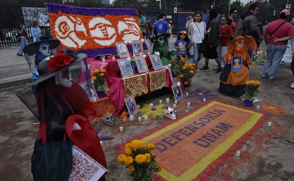 Aspectos de las megaofrendas de la UNAM que fueron instaladas en la puerta B del Estadio Olímpico Universitario. Foto: Fernanda Rojas/EL UNIVERSAL
