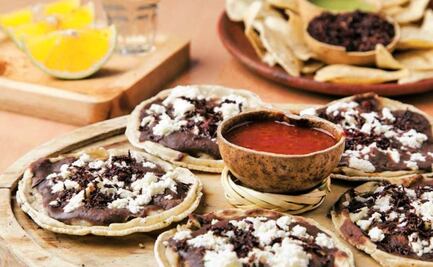 Mujer acusa a restaurante de cobrar más de mil pesos por 5 memelas; local aclara lo sucedido