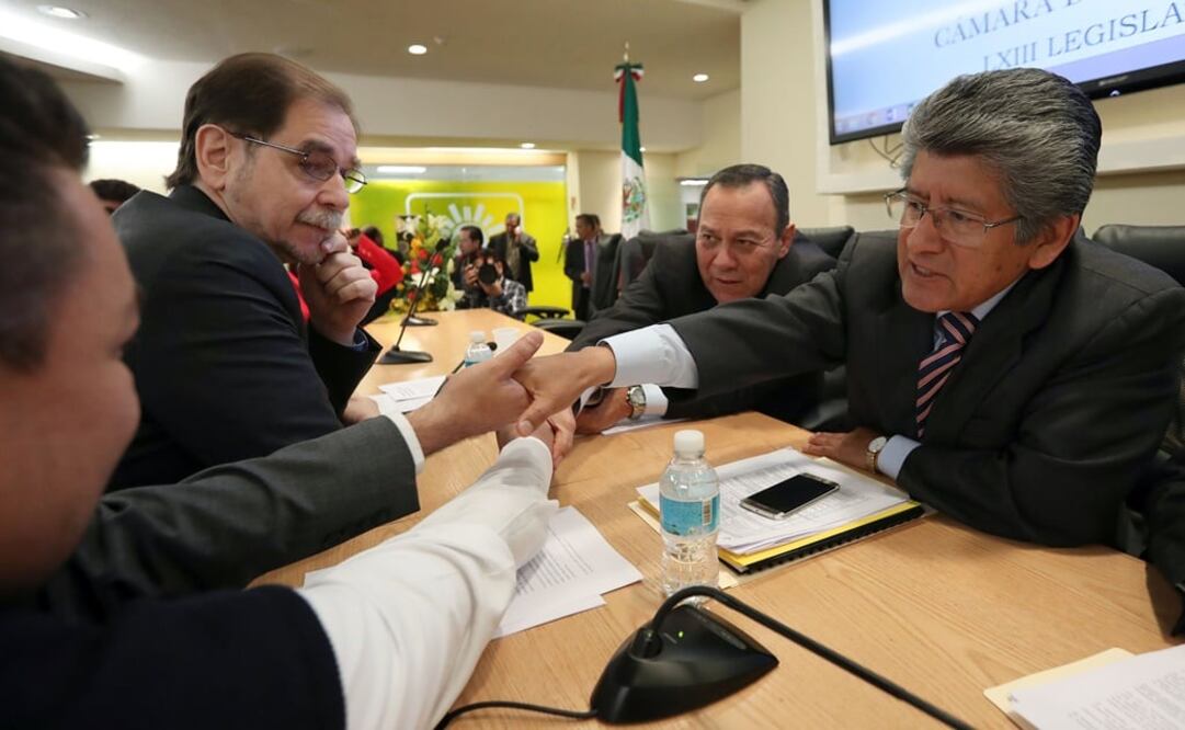 Los diputados Agustín Basave, Jesús Zambrano, y Francisco Martínez Neri, durante la plenaria del PRD. /Ariel Ojeda - EL UNIVERSAL