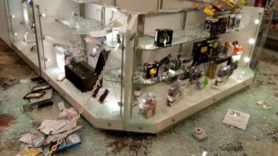 Roban consolas de videojuegos, cámaras y celulares de Sanborn's de San Jerónimo