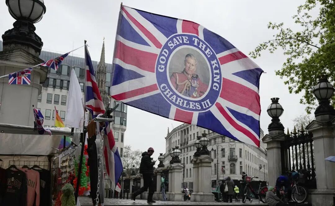 Una bandera con una imagen del rey Carlos III de Gran Bretaña a la venta para celebrar la coronación del rey Carlos III, en una tienda de Londres. Foto: AP