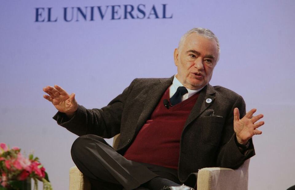 Por su parte, el escritor Ignacio Solares indicó que el periodismo ha visto una transformación del lenguaje porque ahora se puede denunciar la corrupción que antes no era posible porque había una “profunda represión”, pero ha tendido hacia el amarillismo. Un fenómeno que se ha multiplicado ante el auge del Internet, en donde se encuentra  "basura". Foto: EL UNIVERSAL. 