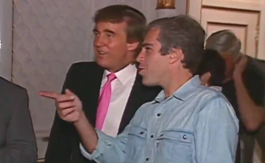 Imagen tomada de video donde se ve a Donald Trump y a Jeffrey Epstein. Foto: tomada de video.
