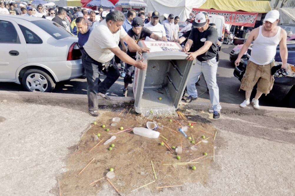 El Gobierno capitalino informó que en recoridos por el Centro Histórico identificaron y retiraron 16 puestos de venta de cerveza en la vía pública. Foto: ARCHIVO EL UNIVERSAL