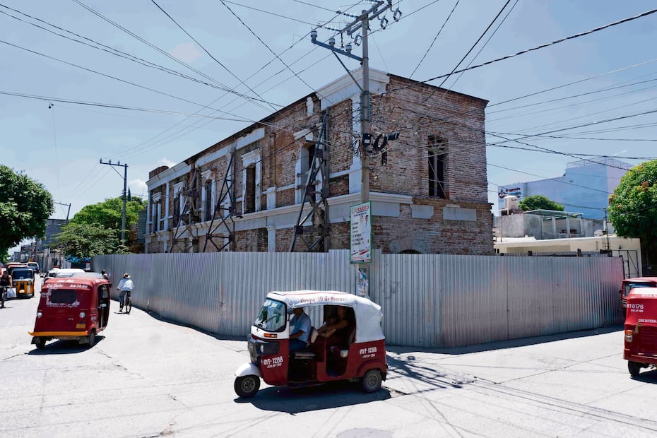 Los trabajos en el Palacio Municipal de Juchitán, que data de 1883, se interrumpieron en mayo de 2022, lo que mantiene preocupadas a las autoridades y a las vendedoras de alimentos que antes del terremoto laboraban en la parte de abajo del ala sur, que se desplomó. Foto: Mario Arturo Martínez / El Universal