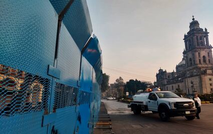 FOTOS: Amanece amurallado Zócalo de la CDMX por 25N; destaca protección a comercios