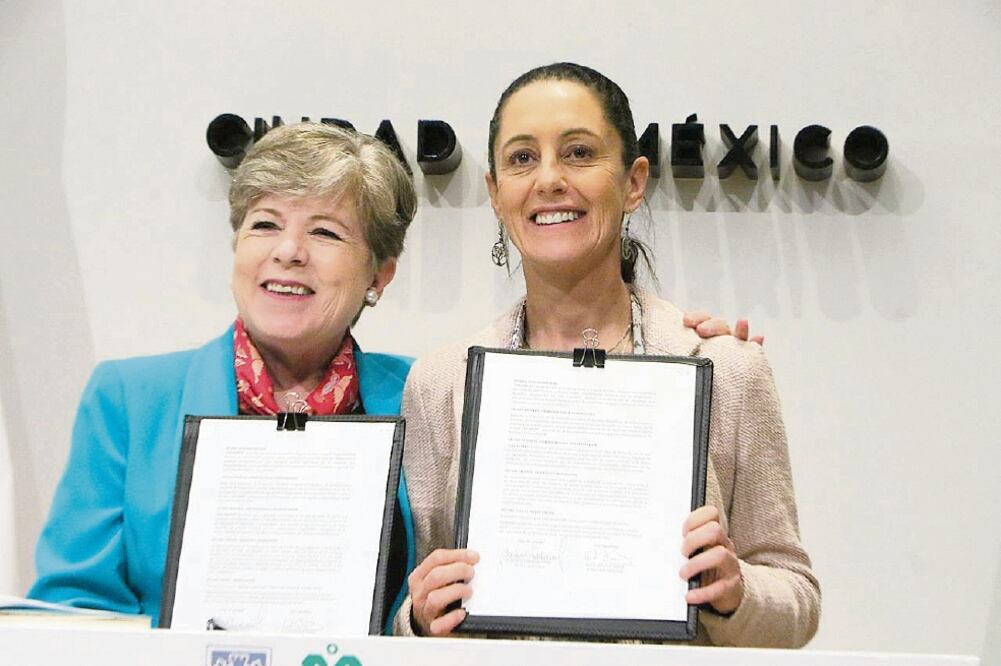 Estrategia. Alicia Bárcena (izq.), secretaria General de la Cepal, dice que primero identificarán las desigualdades que enfrentan los capitalinos (ESPECIAL)