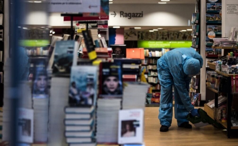 Reapertura de librerías durante confinamiento divide en Italia