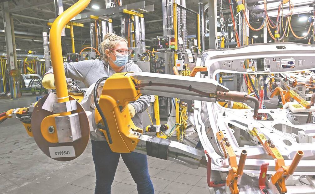 La industria automotriz enfrenta uno de los periodos más complejos de su historia con caída en ventas, tensiones geopolíticas, escasez de materiales, desaceleración económica, transiciones tecnológicas y el aumento de la complejidad operativa. Foto: Archivo/ El Universal.