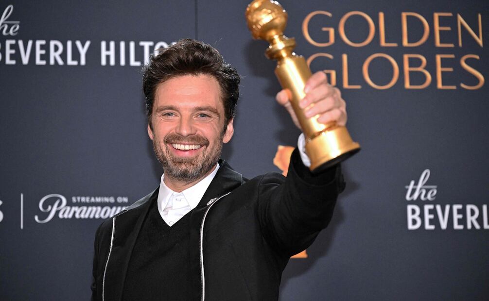 Sebastian Stan se llevó la estatuilla a mejor actor en una película de comedia o musical por su trabajo en la cinta "A Different Man". Foto: AFP)