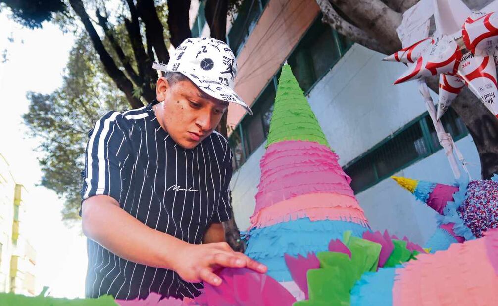 El talento y la inspiración hacen que las manos del artesano den forma a las piñatas que harán felices a los asistentes a las posadas. Foto: Axel Sánchez/ EL UNIVERSAL