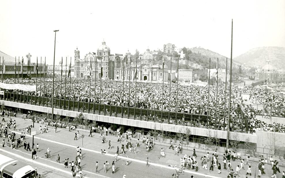 Aún con su gran explanada rebozante de feligreses, centenares continuaban el camino hacia la misa de Juan Pablo II a través de las calles de La Villa. Archivo EL UNIVERSAL.