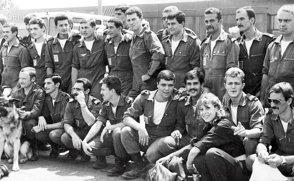 Enviados internacionales tomando una foto de despedida ante su partida de México. Como parte de la ayuda extranjera, varias selecciones de fútbol externaron su disposición para jugar partidos amistosos con los seleccionados mexicanos y donar el total de las entradas a los damnificados. Foto: Archivo EL UNIVERSAL.
