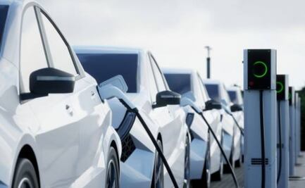 Falta infraestructura para recargar autos eléctricos en carreteras, revela encuesta; mayoría de usuarios lo hacen  en casa