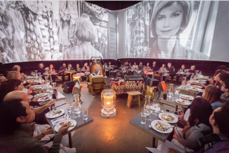 Monkey Town en la CDMX: cena y cine dentro de un cubo gigante