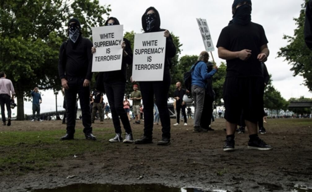 Manifestaciones de ideología contrarias hacen temer enfrentamientos en Portland