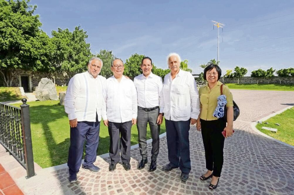 El secretario de Turismo federal, Miguel Torruco Marqués (izq.), el embajador de China en México, Qiu Xiaoqui, y el gobernador de Querétaro, Francisco Domínguez. 