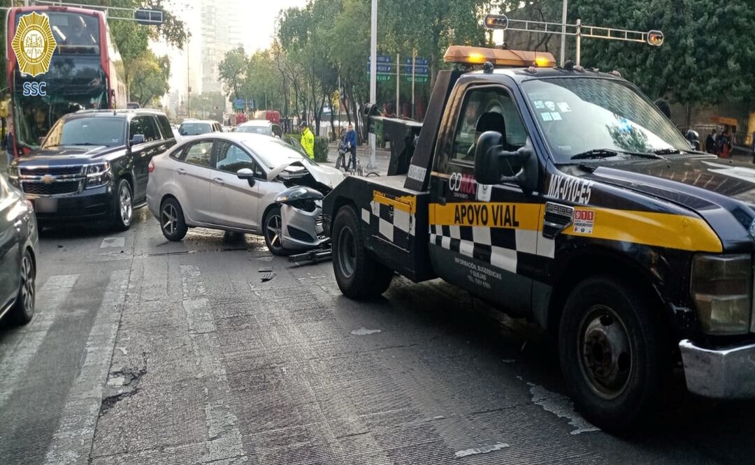 Choca ambulancia y automóvil en Paseo de la Reforma; tránsito de la SSC restablece la circulación tras el percance. Foto: Especial