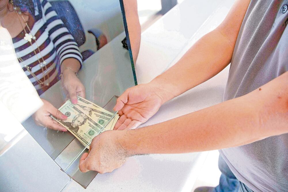 El billete verde al menudeo volvió a superar las 19 unidades para cerrar en los 19.10 pesos a la venta en las ventanillas de los bancos, 0.9% o 17 centavos por arriba del cierre del viernes pasado. Foto: Archivo/El Universal