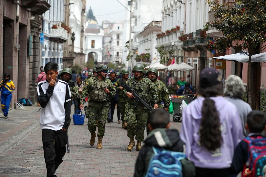 El presidente Daniel Noboa, declaró un conflicto armado interno para la lucha contra la violencia que vive el país, esto permite a las Fuerzas Armadas apoyar a la Policía en labores de seguridad. Foto: EFE