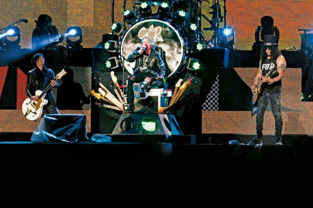 Axl Rose apareció en el escenario, sentado y con la pierna izquierda inmobilizada —debido a una fractura— en un trono simulado en el que permaneció todo el concierto (VALENTE ROSAS. EL UNIVERSAL)